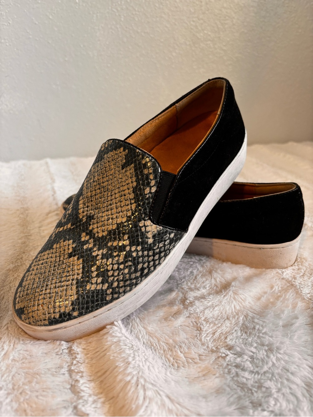 VIONIC Slip-On Sneakers with Black & Snake Print size 8